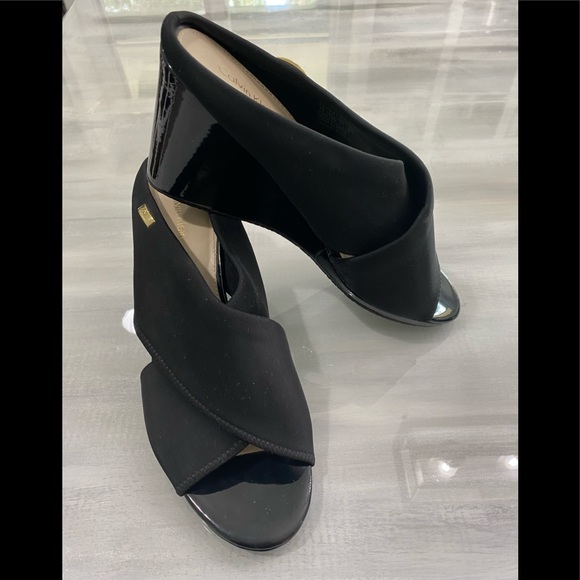 Slip on with a heal. - Picture 2 of 5